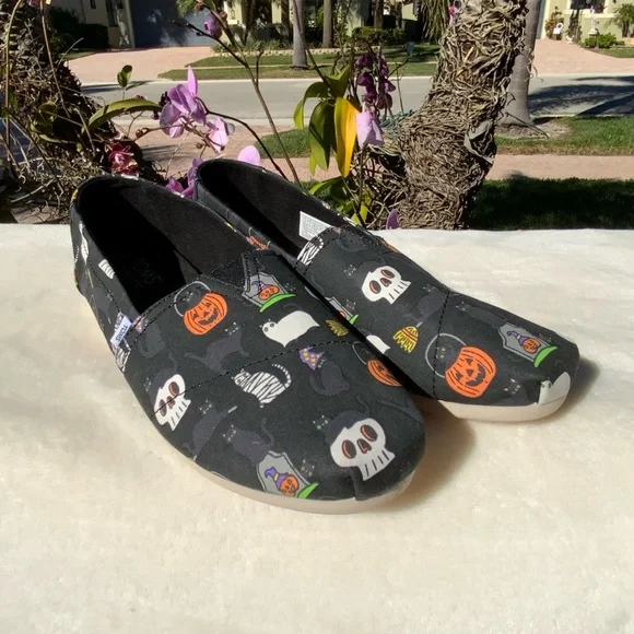 TOMS Halloween Black Slip On Shoes Size 8 Women Pumpkin Cat Broom - Picture 2 of 12